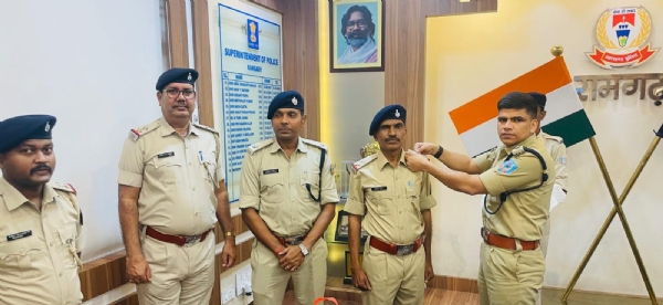 बैच लगाते एसपी बैच लगाते एसपी