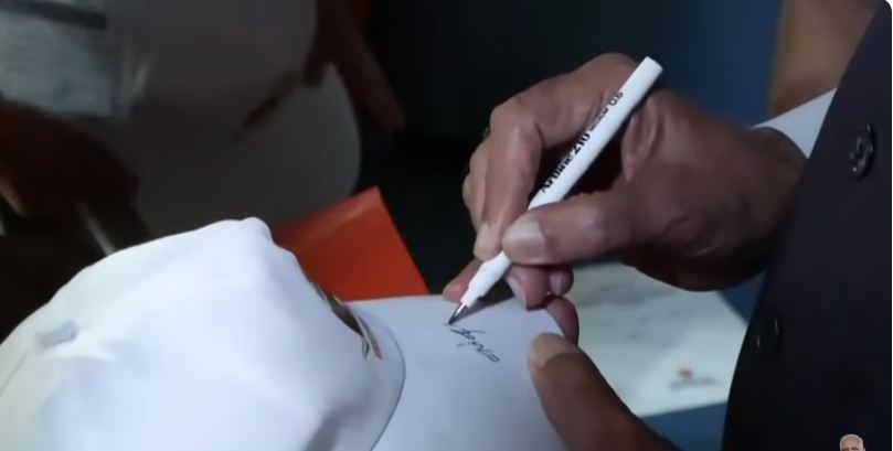 छात्रा की कैप पर ऑटाेग्राफ देते प्रधानमंत्री छात्रा की कैप पर ऑटाेग्राफ देते प्रधानमंत्री