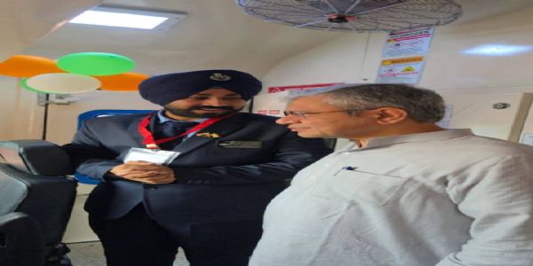सीनियर असिस्टेंट लोको पायलट गगनदीप सिंह रेल मंत्री अश्वनी वैष्ण्व काे नई ट्रेन के बारे में जानकारी देते हुए सीनियर असिस्टेंट लोको पायलट गगनदीप सिंह रेल मंत्री अश्वनी वैष्ण्व काे नई ट्रेन के बारे में जानकारी देते हुए