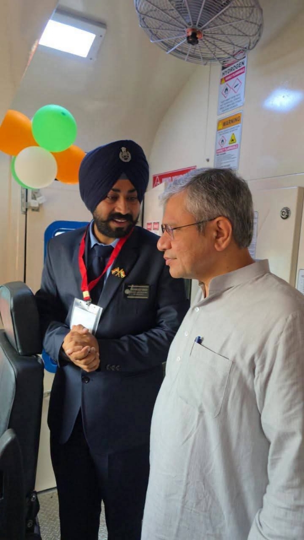 सीनियर असिस्टेंट लोको पायलट गगनदीप सिंह रेल मंत्री अश्वनी वैष्ण्व काे नई ट्रेन के बारे में जानकारी देते हुए