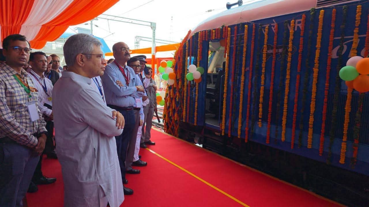 रेल मंत्री अश्वनी वैष्णव जींद रेलवे स्टेशन पर हाइड्राेजन ट्रेन का अवलाेकन करते हुए रेल मंत्री अश्वनी वैष्णव जींद रेलवे स्टेशन पर हाइड्राेजन ट्रेन का अवलाेकन करते हुए