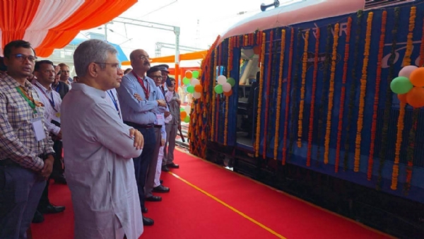 रेल मंत्री अश्वनी वैष्णव जींद रेलवे स्टेशन पर हाइड्राेजन ट्रेन का अवलाेकन करते हुए