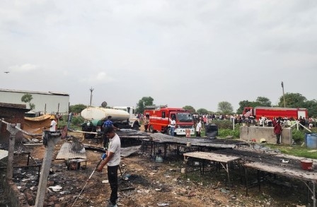अहमदाबाद की पटाखा फैक्टरी में लगी आग के बाद का दृश्य अहमदाबाद की पटाखा फैक्टरी में लगी आग के बाद का दृश्य