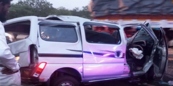तिरुप्पुर जिले के चेंगप्पल्ली के पास कोयंबटूर–सेलम राष्ट्रीय राजमार्ग पर हुए सड़क हादसे में तीन लोगों की मौत हो गई