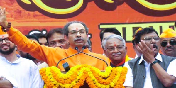 नागपुरात रामरक्षा पठन आंदोलन प्रसंगी बोलताना उद्धव ठाकरे नागपुरात रामरक्षा पठन आंदोलन प्रसंगी बोलताना उद्धव ठाकरे