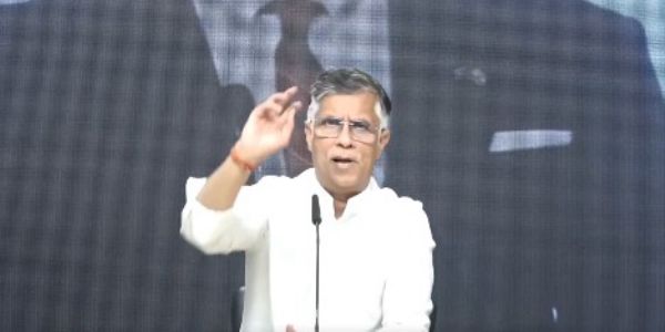 पत्रकार वार्ता को संबोधित करते पवन खेड़ा पत्रकार वार्ता को संबोधित करते पवन खेड़ा