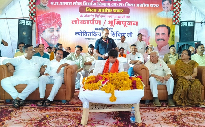 ग्राम पारकना में विकास कार्यो के लोकार्पण एवं शिलान्यास कार्यक्रम में सिंधिया ग्राम पारकना में विकास कार्यो के लोकार्पण एवं शिलान्यास कार्यक्रम में सिंधिया