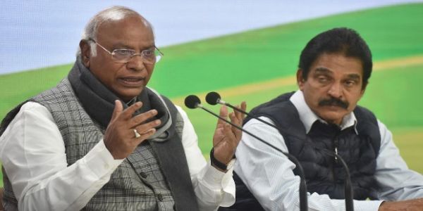 कांग्रेस अध्यक्ष मल्लिकार्जुन खरगे और महासचिव (संगठन) केसी वेणुगोपाल (फाइल फोटो)। कांग्रेस अध्यक्ष मल्लिकार्जुन खरगे और महासचिव (संगठन) केसी वेणुगोपाल (फाइल फोटो)।