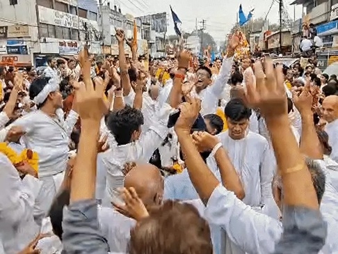 भोपाल में निकली भगवान जगन्नाथ की रथयात्रा में झूमे श्रद्धालु भोपाल में निकली भगवान जगन्नाथ की रथयात्रा में झूमे श्रद्धालु