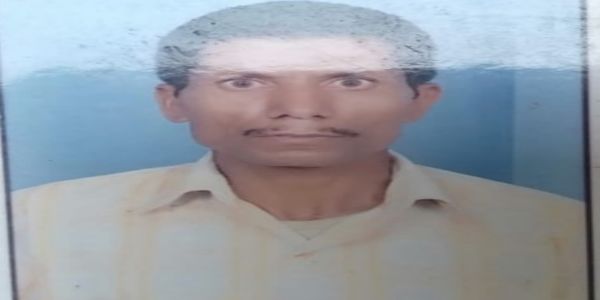 प्राइमरी स्कूल में झूले पर लटका मिला अधेड़ का शव