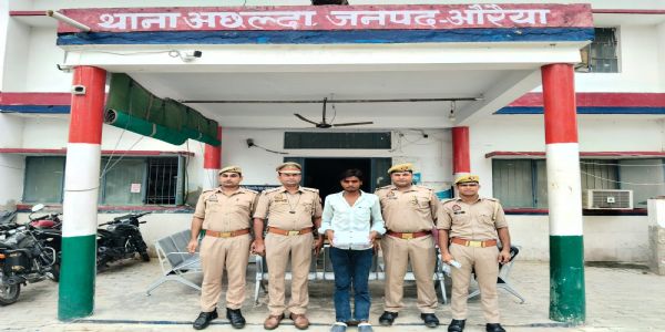 पुलिस ने 25 हजार के इनामी बदमाश काे गिरफ्तार किया