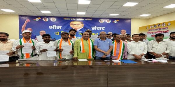 नेता सहित बुद्धिजीवियों, समाजसेवियों एवं युवाओं ने थामा कांग्रेस का दामन