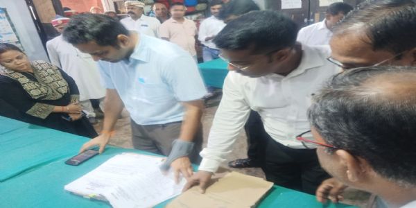 लंबित वादों के शीघ्र निस्तारण करें अधिकारी: जिलाधिकारी
