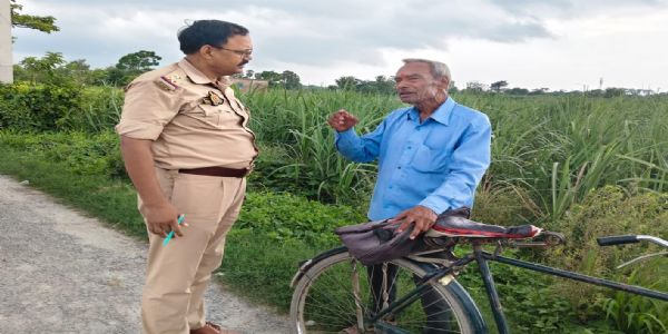 देवरिया पुलिस ने वरिष्ठ नागरिकों से किया संवाद, सुरक्षा और साइबर अपराधों के प्रति किया जागरूक