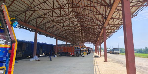 कश्मीर घाटी में पंपोर गुड्स शेड पर पहली मालगाड़ी पहुंची, माल परिवहन को मिलेगी नई रफ्तार