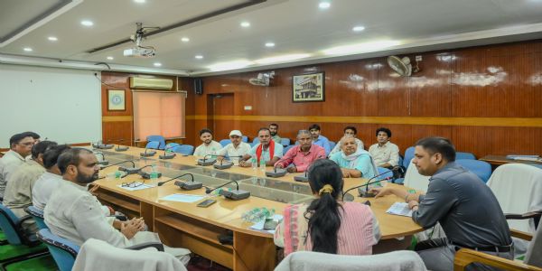 मतदाता सूची विशेष पुनरीक्षण को लेकर उपायुक्त ने की राजनीतिक दलों के साथ बैठक