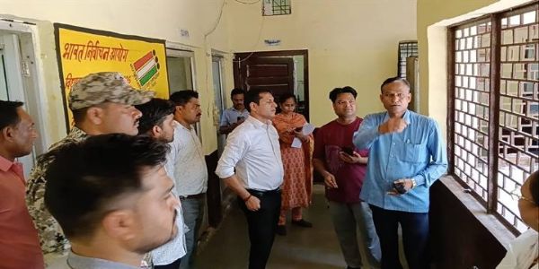 दतिया विधानसभा उपचुनावः कलेक्टर ने किया विभिन्न मतदान केन्द्रों का निरीक्षण किया