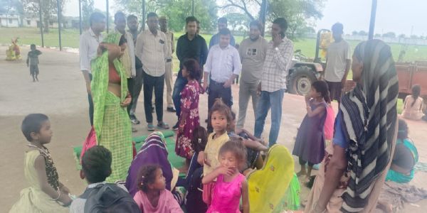 जांजगीर-चांपा में बाढ़ प्रभावित क्षेत्रों का दौरा: अपर कलेक्टर ज्ञानेन्द्र सिंह ठाकुर ने कोनार राहत शिविर का किया निरीक्षण