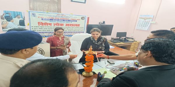 बक्सर व्यवहार न्यायालय में आयाेजित विशेष लोक अदालत में चेक बाउंस के नौ मामलों का हुआ निपटारा