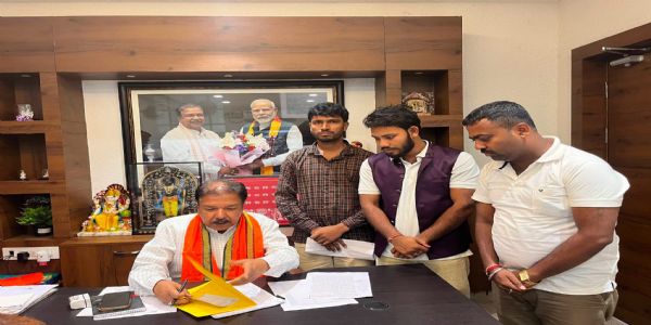 रिजवान हत्याकांड में न्याय की मांग, परिजनों ने मंत्री डॉ. दिलीप जायसवाल से लगाई गुहार