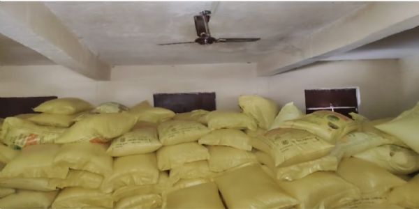 धान की रोपाई के बीच खाद संकट, कई दिनों से लाइन में लग रहे किसान