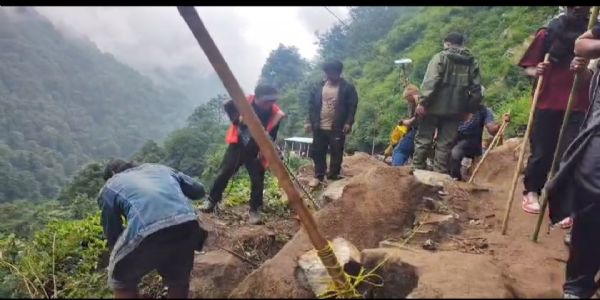 उत्तराखंड: जंगलचट्टी में बोल्डर गिरने से बाधित केदारनाथ पैदल मार्ग आंशिक रूप से बहाल