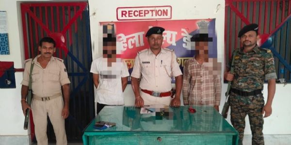 हथियार के बल पर लूट करने वाले दो अपराधी गिरफ्तार, हथियार और नकदी बरामद