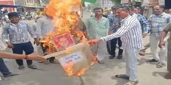 शाजापुर: खाद-बीज की कमी को लेकर किसान कांग्रेस का प्रदर्शन, मोहन बड़ोदिया में केन्द्रीय कृषि मंत्री का पुतला फूंका