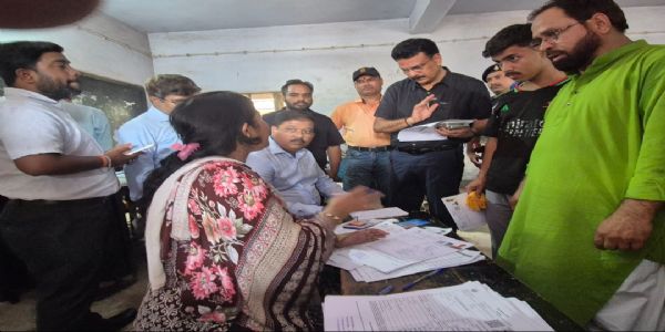 अपर मुख्य निर्वाचन पदाधिकारी ने बूथों का किया निरीक्षण