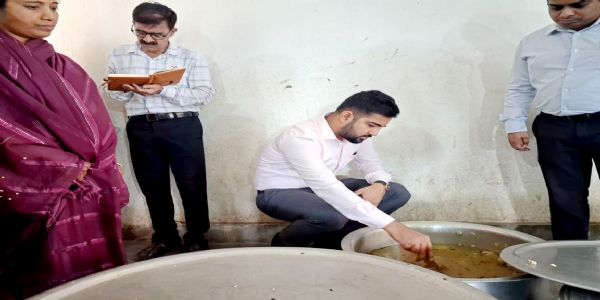 उपायुक्त ने कस्तूरबा विद्यालय का किया औचक निरीक्षण, शैक्षणिक तैयारी का लिया जायजा