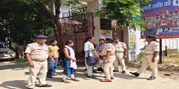 सड़क से स्कूल तक अभया ब्रिगेड का पहरा, मनचलों को पुलिस की सख्त चेतावनी