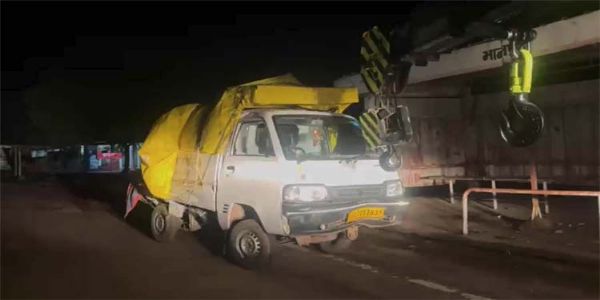 तेज रफ्तार ट्रेलर ने सड़क किनारे खड़ी पिकअप को पीछे से मारी टक्कर, एक की माैत, आठ घायल