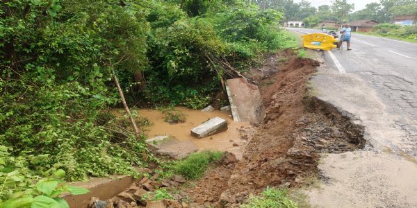 मूसलाधार बारिश से कन्हर नदी उफान पर, एनीकट के ऊपर बहा पानी; रामानुजगंज–वाड्रफनगर मार्ग धंसा