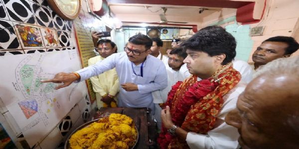 केंद्रीय मंत्री सिंधिया ने मप्र के चंदेरी में मां जागेश्वरी मंदिर में दर्शन कर किया पुनर्विकास कार्यों का निरीक्षण