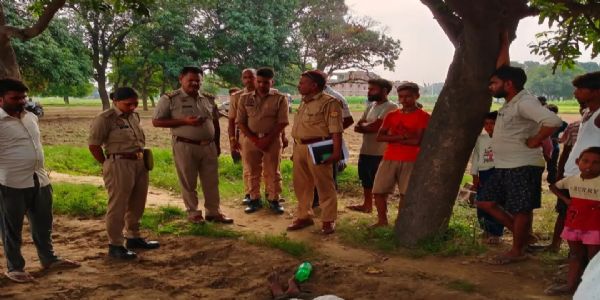युवती का शव आम के पेड़ से लटका मिला