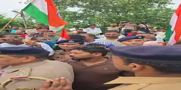 इटाढी-बक्सर रेलवे फाटक नहीं खुला तो पूरे दिन के लिए होगा रेलवे चक्का जाम : प्रदर्शनकारी