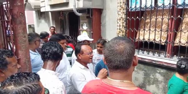 श्रीरामपुर में तृणमूल पार्षदों के घरों के बाहर भाजपा का प्रदर्शन, इस्तीफे की मांग