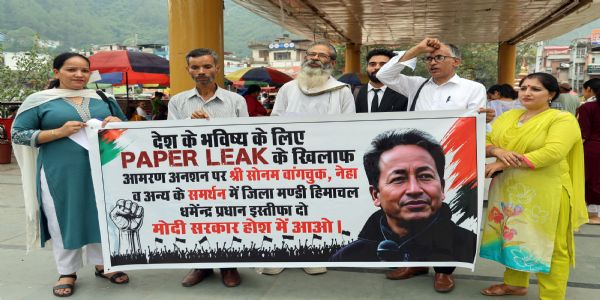 सोनम वांगचुक की भूख हड़ताल के समर्थन में किया धरना-प्रदर्शन, जंतर-मंतर में पुलिस कार्रवाई की निंदा