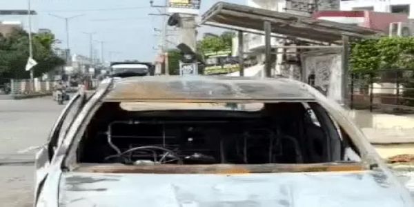 फतेहाबाद:चलती कार बनी आग का गोला, कंप्रेसर फटा