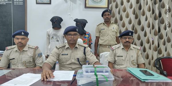 महिला से बैग छीनने वाले दो अपराधी गिरफ्तार