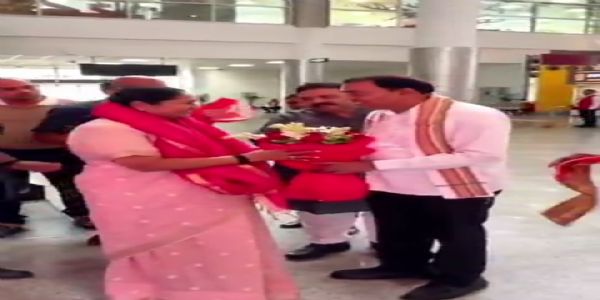 वाराणसी अंतरराष्ट्रीय हवाई अड्डे पर दिल्ली की मुख्यमंत्री रेखा गुप्ता का भाजपा के क्षेत्रीय अध्यक्ष ने किया स्वागत