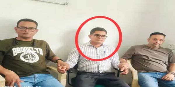 इंदौर: सोलर पैनल की फाइल आगे बढ़ाने के लिए 80 हजार मांगे, लाेकायुक्त ने 40 हजार लेते बिजली कंपनी के जेई काे किया गिरफ्तार
