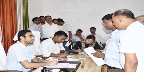 संपूर्ण समाधान दिवस : 239 शिकायताें में से 25 का मौके पर निस्तारण