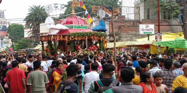 वाराणसी: रथयात्रा मेले के अंतिम दिन श्वेत श्रृंगार में विराजे भगवान जगन्नाथ, रथ स्पर्श के लिए उमड़ा आस्था का सैलाब