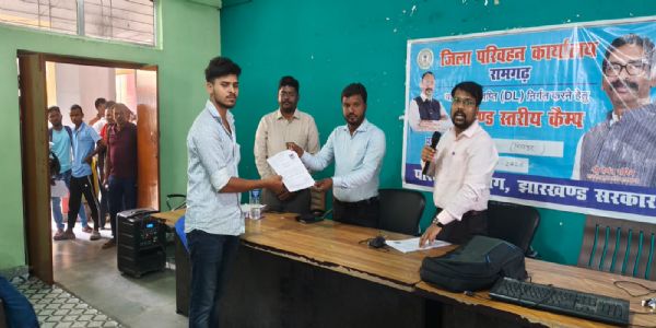 चितरपुर में लगा डीएल के लिए कैंप, 47 लोगों को दिया गया लर्निंग सर्टिफिकेट