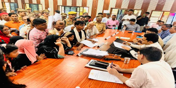 सम्पूर्ण समाधान दिवस में जिलाधिकारी ने सुनीं 180 शिकायतें, 6 का मौके पर निस्तारण