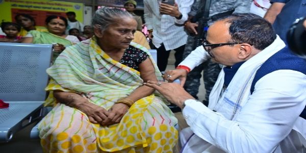 वाराणसी के मंडलीय चिकित्सालय का उपमुख्यमंत्री ब्रजेश पाठक ने किया औचक निरीक्षण