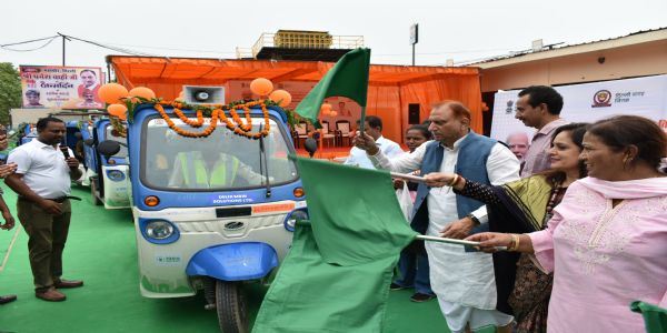 महापौर ने 135 इलेक्ट्रिक स्वच्छता वाहनों को दिखाई हरी झंडी, रोहिणी क्षेत्र में शामिल होंगे 46 वाहन