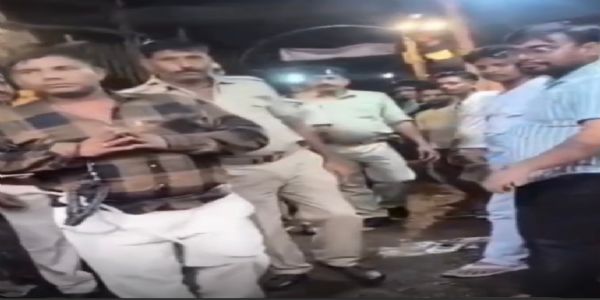 पुलिस ने हथकड़ी और कमर में रस्सी बांधकर आरोपित को बाजार में घुमाया, पत्नी ने एसएसपी से लगाई गुहार