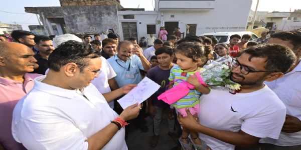 (अपडेट) मुख्यमंत्री का जनसंपर्क, खेत में किसानों संग की निराई-गुड़ाई, चाय चौपाल में सुनी समस्याएं और दी विकास कार्यों की सौगात